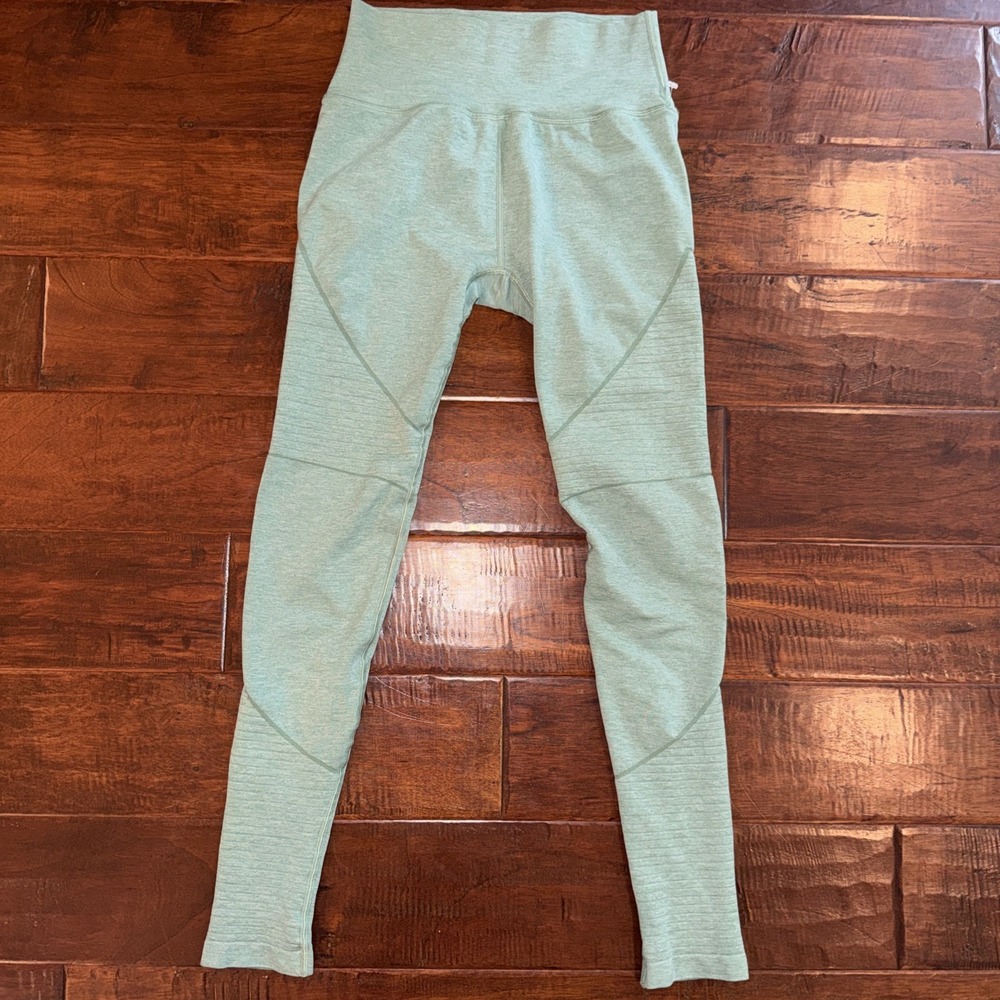 Alphalete OG Revival leggings Size Medium Ribbing Stretch Comfort Sage Green EUC